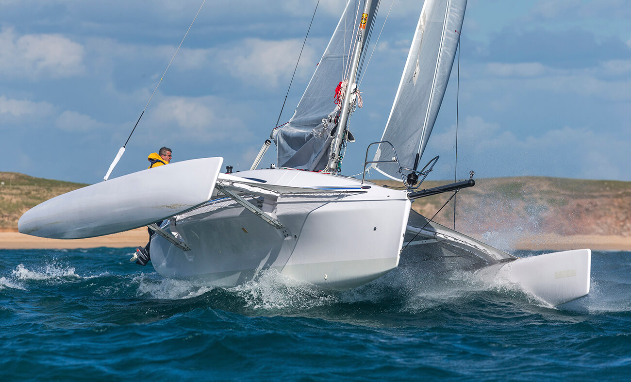 Corsair 970 Trimaran Wave01